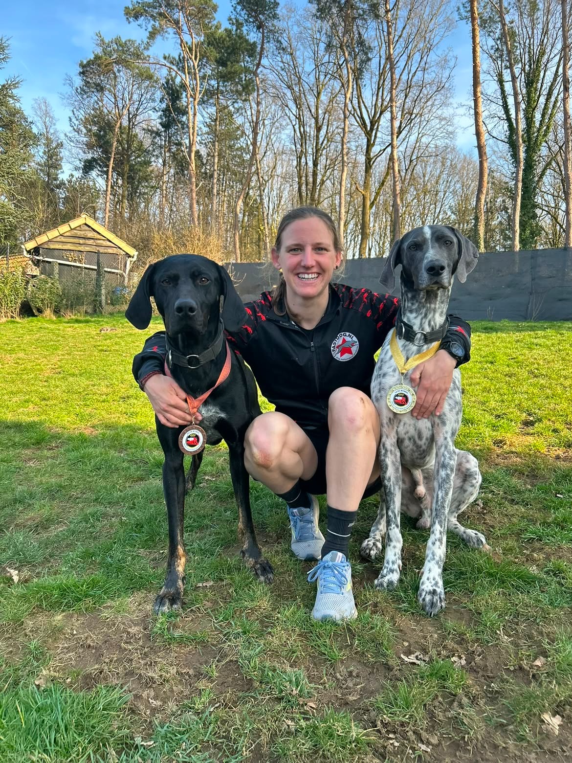 Ineke met haar honden en medailles